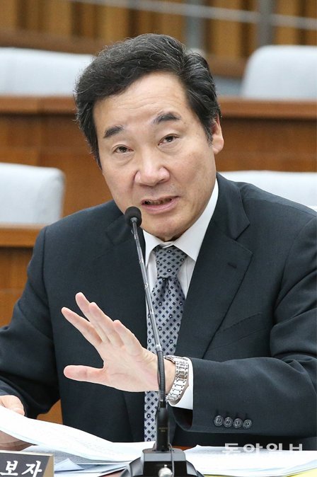 이낙연 국무총리 후보자가 25일 국회 인사청문회에서 의원들의 질문에 답변하고 있다. 김재명 기자 base@donga.com