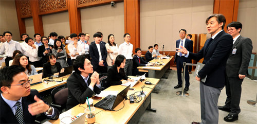 조국 민정수석 “인권위 위상 강화” 조국 대통령민정수석비서관(오른쪽에서 두 번째)이 25일 청와대 
춘추관에서 국가인권위원회 위상 강화 방안을 발표한 후 기자들과 대화하고 있다. 청와대는 경찰의 인권 향상 노력을 전제로 검경 
수사권 조정 논의를 하겠다는 방침을 밝혔다. 청와대사진기자단