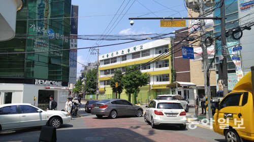 25일 오후 서울 강남구 신구초등학교 공영주차장이 가로수길을 찾은 차량으로 가득 차자 주차할 곳을 찾지 못한 차들이 공영주차장 앞 교차로에서 엉켜 있다. 홍정수 기자 hong@donga.com