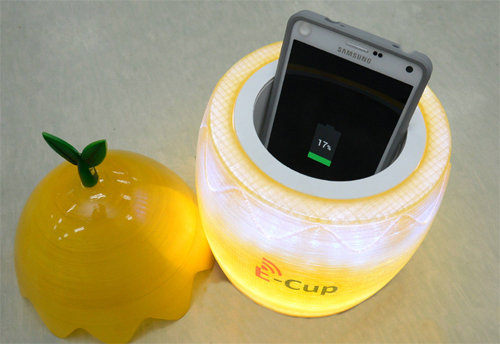 한국전자통신연구원(ETRI) 연구진이 개발한 전 방향 무선전력충전장치 ‘이-컵(E-Cup)’의 모습. 어느 방향으로 스마트폰을 넣어도 충전이 시작된다. 한국전자통신연구원 제공