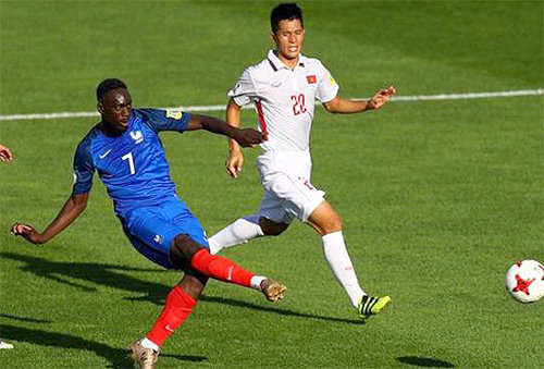 프랑스의 공격수 장케뱅 오귀스탱(왼쪽)이 25일 천안종합운동장에서 열린 국제축구연맹(FIFA) 20세 이하 월드컵 조별리그 E조 2차전 베트남과의 경기에서 슈팅을 하고 있다. 2골을 터뜨린 그는 프랑스의 4-0 승리를 이끌었다. 사진 출처 FIFA 홈페이지