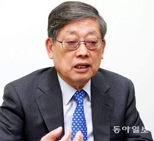 김황식 “자유한국당 대표 도전? 정치에 관심 없다” 손사래