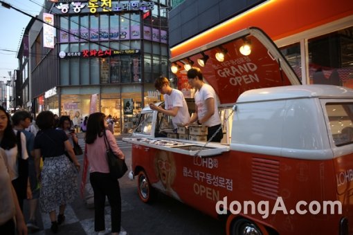 ▲ 롯데의 H&B 스토어 롭스가 26일 진일보한 컨셉의 ‘대구동성로점’을 오픈하며, 누구나 쉽게 즐길 수 있는 ‘일상 속의 H&B스토어 브랜드’라는 이미지로 제2의 도약을 준비한다.