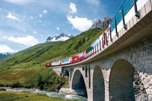 터널 11개와 다리 52개로 고도차 1824m를 407개의 커브로 극복한 철도엔지니어링의 화신 ‘래티슈철도’의 루프식 석교. 그 철로를 베르니나특급열차가 달리고 있다. 스위스정부관광청 제공