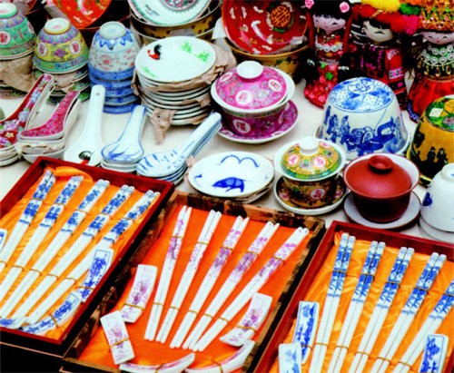 홍콩 스탠리마켓에 진열된 젓가락과 젓가락받침, 그릇들. 따비 제공