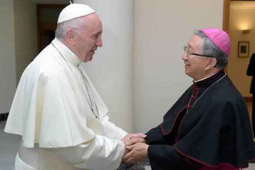 문재인 대통령의 특사로 바티칸 교황청을 찾은 김희중 대주교(오른쪽)가 26일(현지 시간) 프란치스코 교황을 만나 인사를 나누고 있다. 교황청 제공