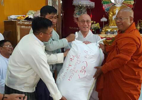 하얀코끼리 이사장 영담 스님(가운데)이 17일 미얀마를 방문해 시타구 재단 대표 시타구 사야도기 스님(오른쪽)에게 빈민층을 위한 옷과 의료지원비
를 기부하고 있다. 하얀코끼리 제공