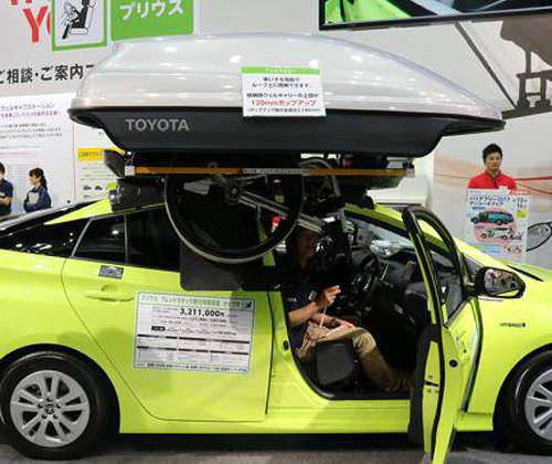 자동차 위에 달린 루프박스에 휠체어를 실을 수 있도록 만든 일본 자동차기업 도요타의 차량. 서울대 치과병원 제공