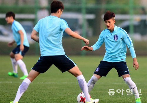 20세 이하 한국 축구대표팀의 이승우(왼쪽 사진 오른쪽)가 28일 천안축구센터 B구장에서 동료들과 훈련하고 있다. 천안=김민성 스포츠동아 기자 marineboy@donga.com