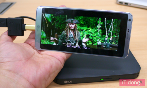 스마트폰과 KP95 시리즈를 연결해 DVD에 저장된 동영상을 구동하는 모습(출처=IT동아)
