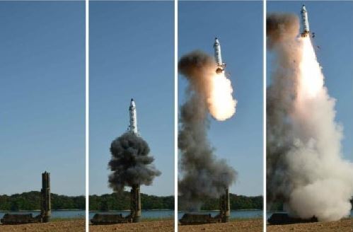 사진=북한이 5월 22일 ‘북극성-2형(KN-15)’ 중거리전략탄도탄의 시험발사에 성공했다면서 공개한 사진. 노동신문