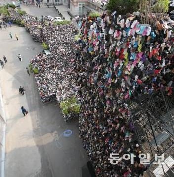 ‘흉물’ 논란 슈즈트리 철거 … 진중권 “예술 고급스러워야 한다는 고정관념 깨”