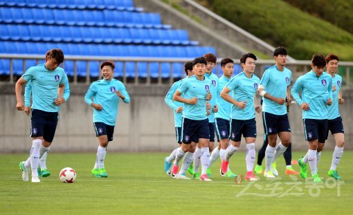 “우리에겐 오직 승리뿐이다.” 1차 목표인 8강 진출을 위해 반드시 포르투갈을 넘어야 한다. 한국 20세 이하 대표팀이 
포르투갈과의 16강전을 하루 앞둔 29일 천안 축구센터에서 런닝으로 몸을 풀고 있다. 결전을 앞두고 있어서인지 밝은 표정 속에서도
 진지함이 묻어났다. 천안 ｜ 김민성 기자 marineboy@donga.com