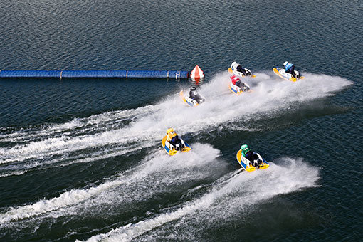 모터보트들이 1턴에서 인코스를 선점하기 위해 경쟁하고 있다. 인코스는 경주의 주도권을 잡기 유리한 위치여서 좋은 성적을 보장한다. 사진제공 ㅣ 국민체육진흥공단