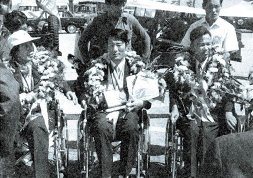 1972년 하이델베르크 패럴림픽에서 금메달을 목에 건 송신남(가운데). 사진제공 ㅣ 대한장애인체육회