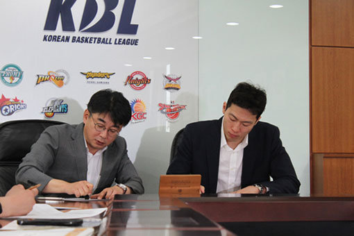 KCC 이정현(오른쪽). 사진제공｜KBL