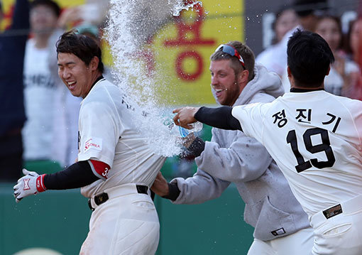 대포군단 SK의 홈런 페이스가 예사롭지 않다. 49경기 82홈런이라는 어마어마한 수치로 KBO리그 역사를 새로 써낼 기세다. 무엇보다 어디서 터질지 모르는 예측불가능성이 상대팀들을 공포로 몰아넣고 있다. 사진제공｜스포츠코리아