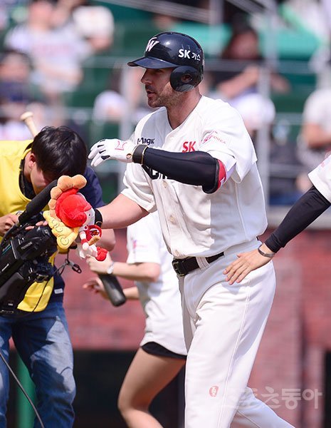 28일 인천SK행복드림구장에서 ‘2017 타이어뱅크 KBO 리그‘ LG트윈스와 SK와이번스의 경기가 열렸다. 4회말 무사 SK 로맥이 다시 앞서가는 좌월 솔로 홈런을 날리고 그라운드를 돌아 홈인해 하이파이브 하고 있다. 문학 | 김종원 기자 won@donga.com