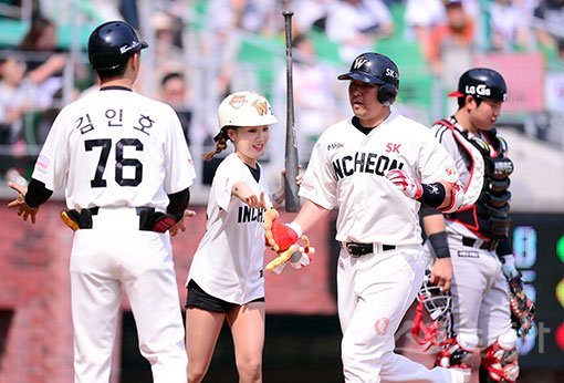 28일 인천SK행복드림구장에서 ‘2017 타이어뱅크 KBO 리그‘ LG트윈스와 SK와이번스의 경기가 열렸다. 5회말 2사 SK 최정이 중월 솔로 홈런을 날리고 그라운드를 돌아 홈인해 하이파이브 하고 있다. 문학 | 김종원기자 won@donga.com