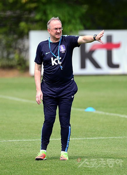 울리 슈틸리케 감독이 29일 파주 NFC에서 진행된 대표팀의 첫 훈련을 지도하고 있다. 슈틸리케 감독은 U-20 월드컵에서 발군의 기량을 뽐내고 있는 ‘바르샤 듀오’ 백승호와 이승우에 대해 “대표팀 선발은 시기상조”라고 밝혔다. 파주 ｜ 김종원 기자 won@donga.com