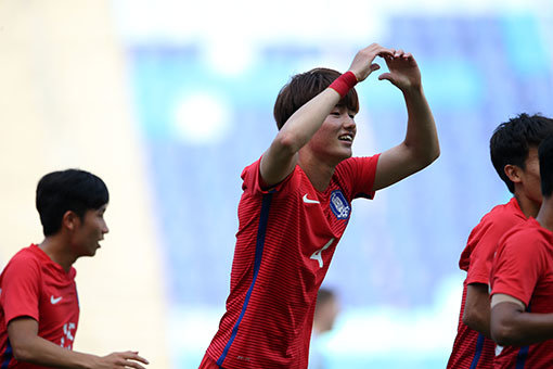 20세 이하(U-20) 축구대표팀 주장 이상민은 수비진에 안정감을 더하는 지킴이다. 30일 천안종합운동장에서 벌어질 포르투갈과의 ‘국제축구연맹(FIFA) U-20 월드컵 코리아 2017’ 16강전은 그에게 ‘인생경기’나 진배없다. 2년 전 칠레에서 열린 U-17 월드컵 때도 주장을 맡아 조별리그 2경기 만에 일찌감치 16강행을 이끌었으나, 8강 문턱에서 좌절했던 아쉬움을 털어내기 위해 이번 포르투갈전 승리를 누구보다 더 간절히 원하고 있다. 사진제공 ｜ 대한축구협회