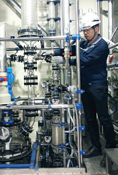 25일 천보의 연구원이 반도체 원료의 실제 생산을 앞두고 테스트를 진행하는 모습. 중소기업청 제공