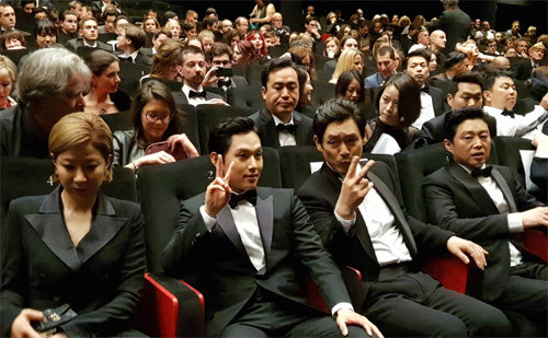 칸 영화제 시사회장에서 코믹한 포즈를 취한 배우 임시완(왼쪽에서 두 번째)과 설경구(세 번째). 뉴 제공