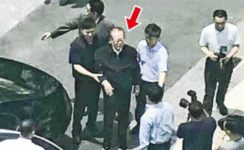 장쩌민 전 중국 국가주석이 28일 상하이과기대를 방문한 뒤 부축을 받으며 차에 오르기 전 대학 관계자들과 얘기를 나누고 있다. 사진 출처 밍보