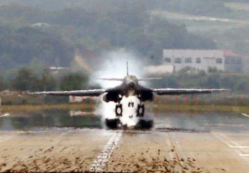 자료 / 미공군의 전략폭격기 B-1B랜서가 평택시 오산비행장으로 착륙하고 있다. 
<원대연기자 yeon72@donga.com>