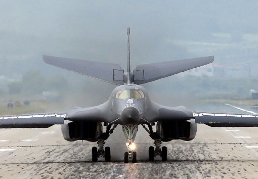 자료 / 미공군의 전략폭격기 B-1B랜서가 평택시 오산비행장으로 착륙하고 있다. 
<원대연기자 yeon72@donga.com>