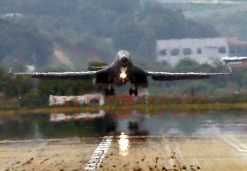 자료 / 미공군의 전략폭격기 B-1B랜서가 평택시 오산비행장으로 착륙하고 있다. 
<원대연기자 yeon72@donga.com>