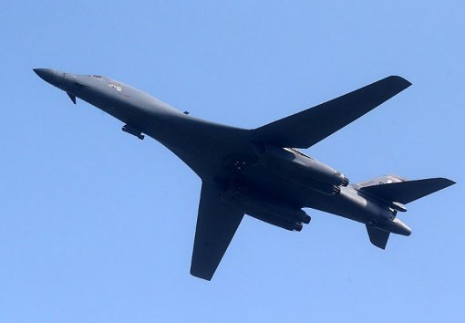 자료 / 미공군의 전략폭격기 B-1B랜서가 평택시 오산비행장으로 착륙하고 있다. 
<원대연기자 yeon72@donga.com>