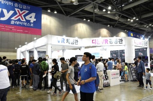 디콘이앤엠 플레이엑스포(출처=게임동아)