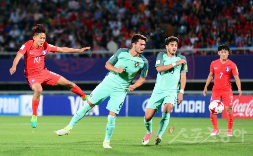 30일 천안종합동장에서 ‘2017 FIFA U-20 월드컵’ 한국과 포르투갈의 16강 경기가 열렸다. 한국 이승우가 포르투갈 수비수를 제치며 슛을 날리고 있다. 천안 | 김민성 기자 marineboy@donga.com