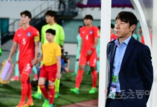 30일 천안종합동장에서 \'2017 FIFA U-20 월드컵\' 한국과 포르투갈의 16강 경기가 열렸다. 한국 신태용 감독이 선수들의 모습을 바라보고 있다. 천안 | 김민성 기자 marineboy@donga.com