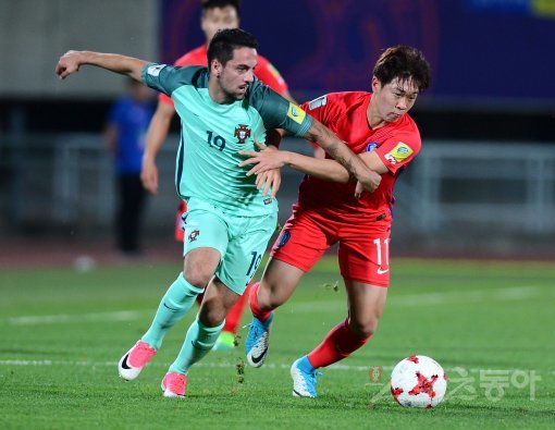 30일 천안종합동장에서 ‘2017 FIFA U-20 월드컵’ 한국과 포르투갈의 16강 경기가 열렸다. 한국 하승운이 포르투갈 선수와 볼다툼을 벌이고 있다. 천안 | 김민성 기자 marineboy@donga.com