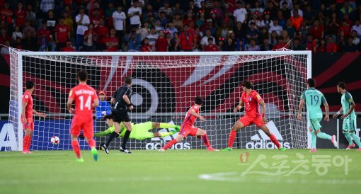 30일 천안종합동장에서 ‘2017 FIFA U-20 월드컵’ 한국과 포르투갈의 16강 경기가 열렸다. 포르투갈 코스타(19)가 팀의 두번째 골을 넣고 있다. 천안 | 김민성 기자 marineboy@donga.com