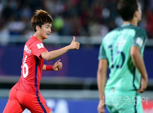 30일 천안종합동장에서 ‘2017 FIFA U-20 월드컵’ 한국과 포르투갈의 16강 경기가 열렸다. 한국 이상헌이 골을 넣은 뒤 환호하고 있다. 천안 | 김민성 기자 marineboy@donga.com
