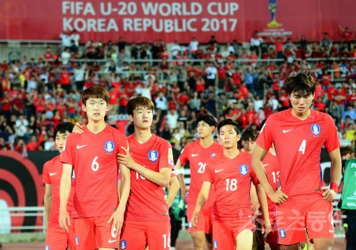 30일 천안종합동장에서 ‘2017 FIFA U-20 월드컵’ 한국과 포르투갈의 16강 경기가 열렸다. 한국이 포르투갈에 1-3으로 패한 뒤 선수들이 아쉬워하고 있다. 천안 | 김민성 기자 marineboy@donga.com