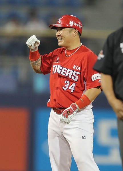 30일 창원 마산 야구장에서 열린 `2017 프로야구 KBO리그` NC 다이노스와 KIA 타이거즈의 경기 5회초 2사에 KIA 최형우가 통산 20번째 300, 2루타를 때리고 웃어보이고 있다. 사진제공｜스포츠코리아