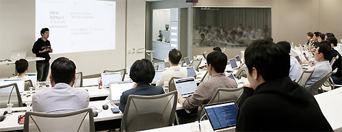 25일 오후 서울 영등포구 현대카드 본사에서 팀장·실장급 직원들이 프로그래밍(코딩) 강의를 듣고 있다. 디지털 소통 강화를 위해 현대카드는 이들 보직자에 코딩 교육을 의무화했다. 현대카드 제공