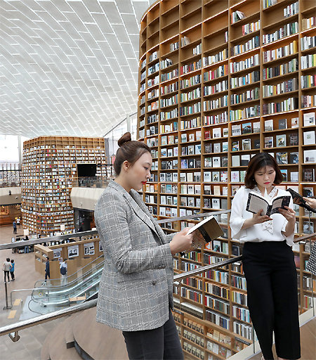 “무료로 운영합니다” 서울 강남구 스타필드 코엑스몰 한복판에 도서관이 생겼다. 신세계프라퍼티는 총면적 2800m², 2개 층 규모인 ‘별마당 도서관’을 31일 대중에게 무료 공개한다고 밝혔다. 신세계그룹 제공