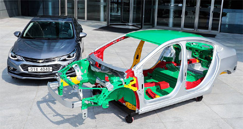 30일 인천 연수구 포스코 글로벌R&D센터에 한국GM의 신형 크루즈와 크루즈의 차체가 전시돼 있다. 한국GM과 포스코는 
공동 연구를 통해 신형 크루즈 차체에 꿈의 강판으로 불리는 기가스틸 사용 비중을 높였다. 한국GM 제공