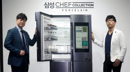 30일 서울 강남구 호림아트센터에서 삼성전자 생활가전사업부 최익수 상무(왼쪽)와 부민혁 상무가 프리미엄 냉장고 ‘셰프컬렉션 
포슬린’을 소개하고 있다. 셰프컬렉션 포슬린은 내부에 자기 소재를 사용해 냉기 보존력과 청결성 등을 극대화했다. 삼성전자 제공