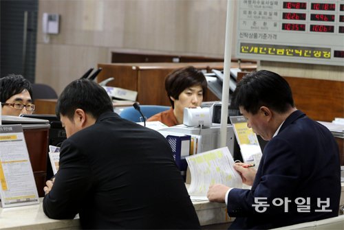 한 시중은행 주택자금대출 상담 창구 모습. 지난해부터 강화된 집단대출 규제가 올해까지 이어지면서 건설사뿐만 아니라 주택시장 수요자의 고민도 커지고 있다. 동아일보DB
