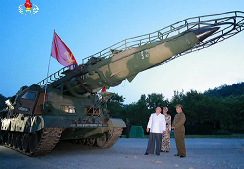 북한 조선중앙TV는 30일 김정은 노동당 위원장(왼쪽)이 전날 정밀 조종 유도 체계를 도입한 신형 탄도미사일 시험 발사를 지도했다고 보도했다. 조선중앙TV 화면 캡처