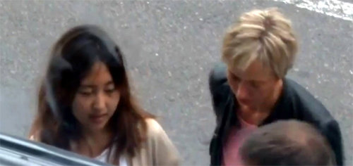 한국으로 송환되는 최순실 씨의 딸 정유라 씨(왼쪽)가 30일(현지 시간) 덴마크 코펜하겐 공항에 도착해 이동하고 있다. YTN 화면 캡처
