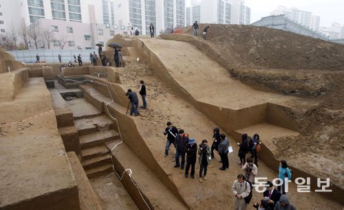 서울 송파구 풍납토성 발굴 현장에서 확인된 백제시대 성벽. 동아일보DB