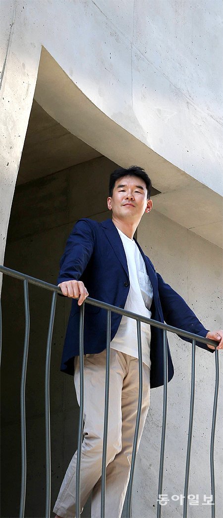 건축가 오영욱 씨는 “서울은 흥미로운 도시이지만 몇몇 외국 도시처럼 사람들이 거리에서 좀더 밝게 인사하고 서로 배려하며 움직이는 모습이 더해지면 좋겠다”고 했다. 홍진환 기자 jean@donga.com