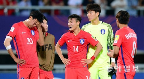 안방에서 쉽게 무너지지 않을 것만 같았던 20세 이하 한국 축구대표팀의 항해가 허무하게 끝났다. 30일 천안종합운동장에서 열린 2017 국제축구연맹(FIFA) 20세 이하 월드컵 16강전에서 포르투갈에 1-3으로 패한 뒤 백승호(왼쪽에서 세 번째)가 북받치는 감정을 주체하지 못하고 눈물을 흘리고 있다. 골키퍼 송범근(오른쪽에서 두 번째)이 백승호를 다독여 주고 있다. 천안=김민성 스포츠동아 기자 marineboy@donga.com